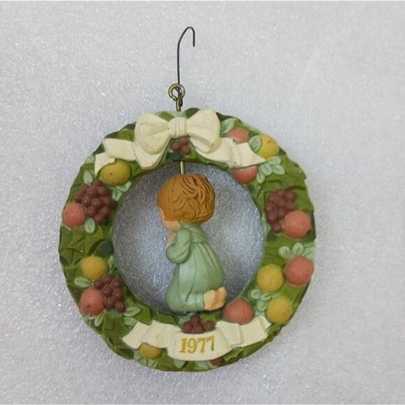 VTG Hallmark Keepsake 1977 Praying Child in Christmas Fruit Wreath Orna - Picture 3 of 7